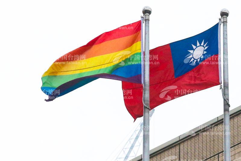 为响应第14届台湾同志游行,10月28日清晨在市府广场首度升起彩虹旗